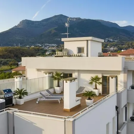 Il Niro Terrazza - Luxury Apartment With Large Terrace & Pool Apartman Loano